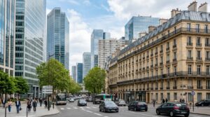 Immeubles modernes et haussmanniens représentant l'investissement immobilier collectif